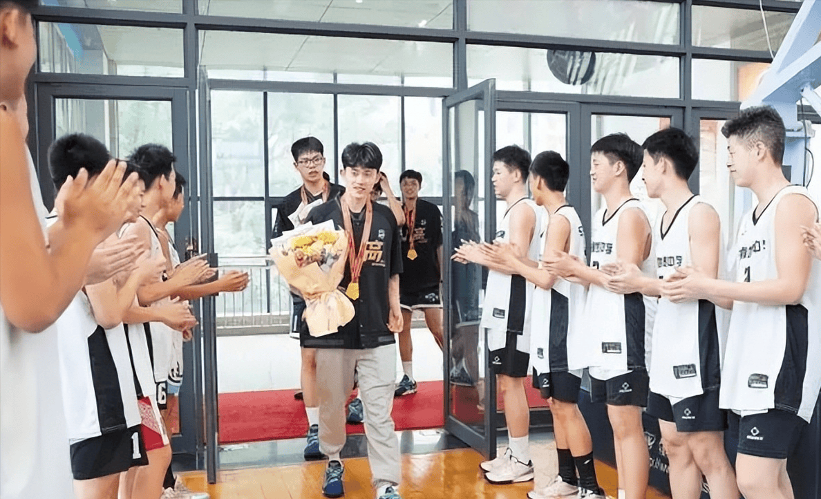 包含风云突变广厦男篮清晨再遭质疑毕尔巴鄂竞技强势反弹备战意甲，这操作让人直呼：赛后拉齐奥手感冰凉的词条